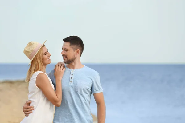 Lycklig romantiskt par umgås tillsammans på stranden, utrymme för text — Stockfoto