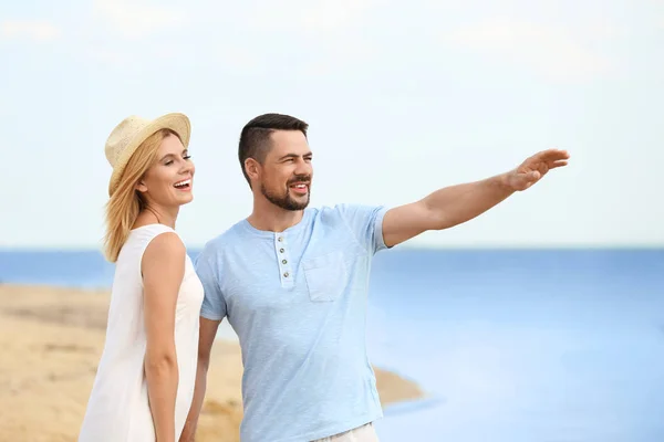 Glückliches romantisches Paar verbringt Zeit zusammen am Strand — Stockfoto