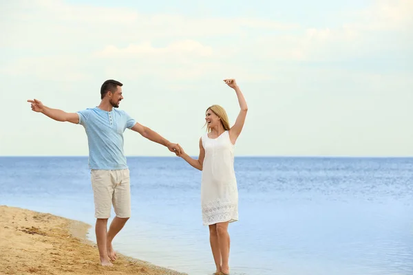Šťastný romantický pár tanec na pláži, prostor pro text — Stock fotografie