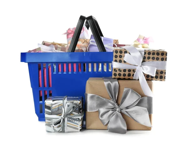 Cesta de compras azul con diferentes regalos sobre fondo blanco —  Fotos de Stock