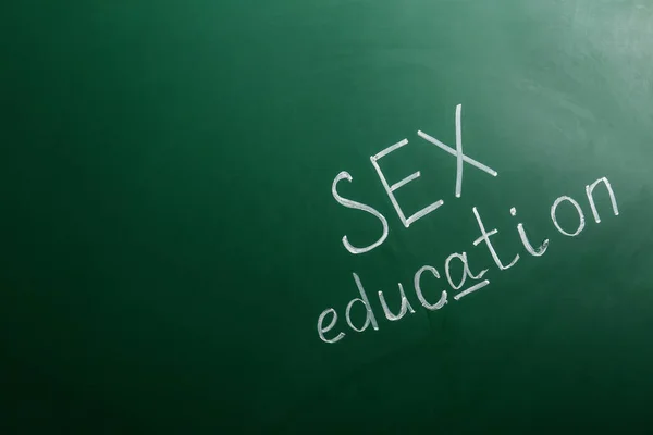 Zin "sex education" geschreven op groene schoolbord. Ruimte voor tekst — Stockfoto