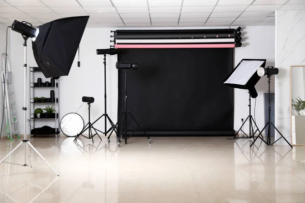 Interior do estúdio de fotografia com conjunto de equipamentos profissionais — Fotografia de Stock