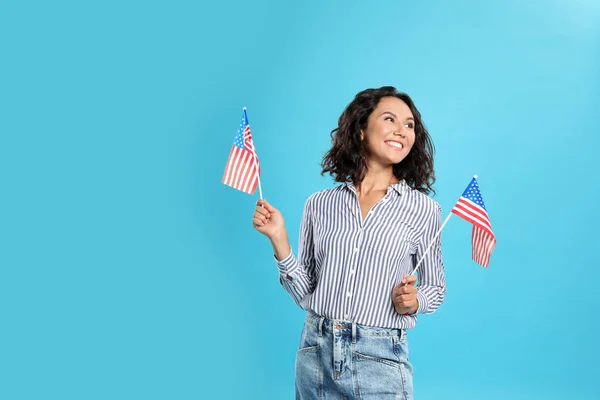 Feliz joven con bandera de EE.UU. sobre fondo azul. Espacio para texto — Foto de Stock