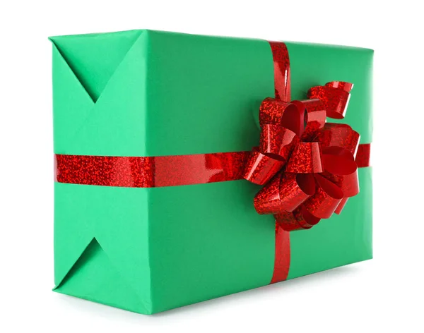 Рождественский подарок коробка украшена лентой лук на белом фоне — стоковое фото