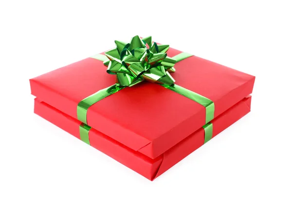 Різдвяна подарункова коробка прикрашена стрічковим бантом на білому тлі — стокове фото