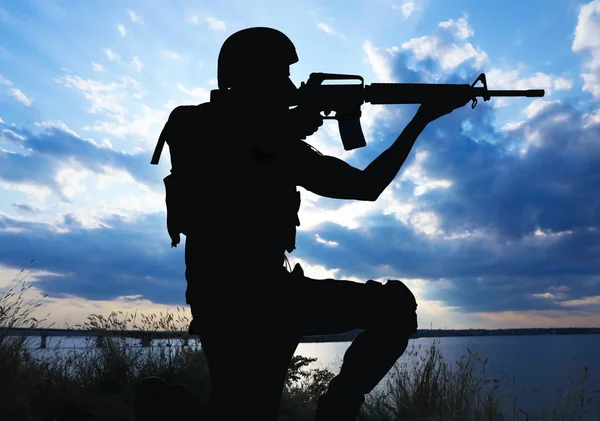 Soldado com metralhadora patrulhando ao ar livre. Serviço militar — Fotografia de Stock