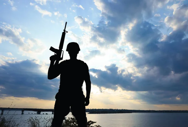 Soldado com metralhadora patrulhando ao ar livre. Serviço militar — Fotografia de Stock