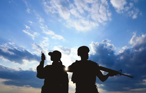 Soldados em patrulha uniforme ao ar livre. Serviço militar — Fotografia de Stock