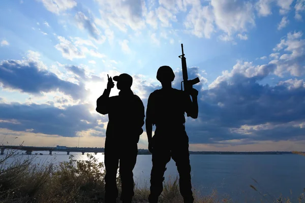 Soldaten in Uniform patrouillieren im Freien. Wehrdienst — Stockfoto