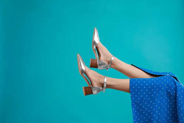 Mulher em sapatos elegantes no fundo azul claro. Espaço para texto — Fotografia de Stock