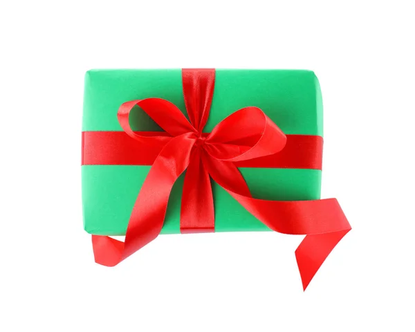 Рождественский подарок коробка украшена лентой бант на белом фоне, вид сверху — стоковое фото