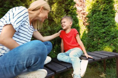 Bankaçık havada sevimli küçük çocuk ile Dadı