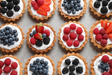 Masada farklı berry tarts, düz yatıyordu. Lezzetli hamur işleri