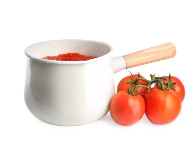 Beyaz üzerine izole tavada lezzetli domates sosu