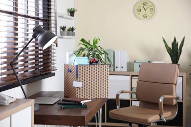 Ofiste masada kutu yut. İş promosyon konsepti