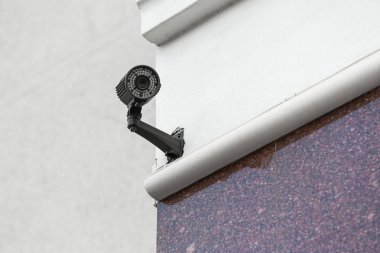 Binanın dışındaki modern CCTV güvenlik kamerası. Metin için boşluk