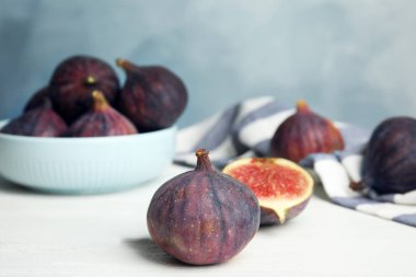 Beyaz ahşap masa üzerinde lezzetli olgun incir. Metin için alan