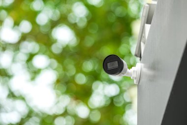 Binanın dışındaki modern CCTV güvenlik kamerası. Metin için boşluk