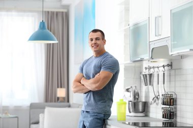 Mutfakta protein shake ile Atletik genç adam