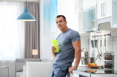 Mutfakta protein shake ile Atletik genç adam