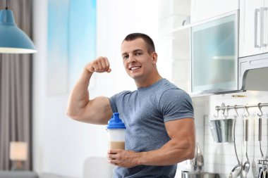 Mutfakta protein shake ile Atletik genç adam