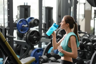 Spor salonunda protein shake içme Atletik genç kadın