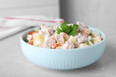 Hafif masada lezzetli salata Olivier, closeup