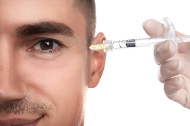 Beyaz arka planda yüz enjeksiyonu yaptıran adam, yakın çekim. Kozmetik cerrahi