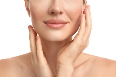 Beyaz arka plan üzerinde mükemmel pürüzsüz bir cilde sahip güzel kadın, closeup