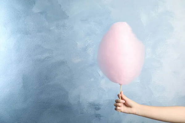 Frau mit süßen rosa Zuckerwatte auf hellblauem Hintergrund, Nahaufnahme. Raum für Text — Stockfoto