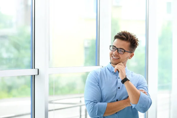 Retrato de joven guapo con gafas cerca de la ventana — Foto de Stock