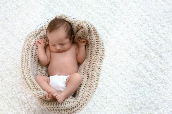 Lindo bebé durmiendo en la cuna sobre fondo claro, vista superior. Espacio para texto — Foto de Stock