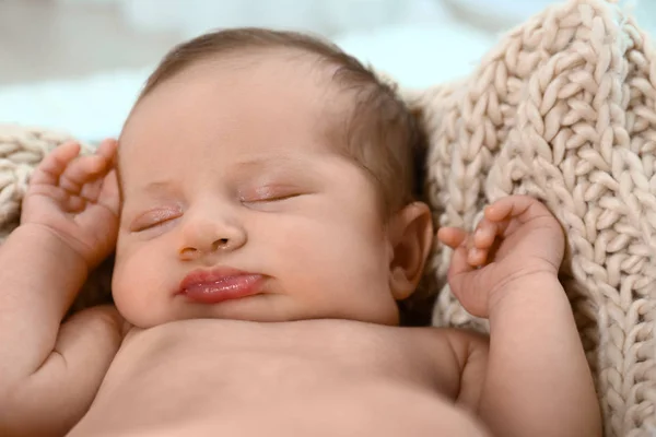 Malé roztomilé děťátko spící na pletených placích v kolébce — Stock fotografie
