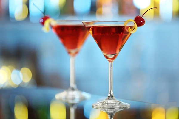 Стаканы свежего алкогольного коктейля на барной стойке — стоковое фото