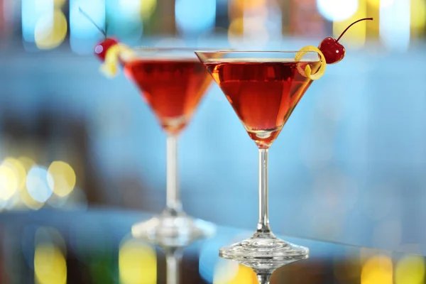 Glasses of fresh alcoholic cocktail on bar counter — Stock Photo, Image