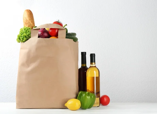 흰색 배경에 대한 테이블에 다른 식료품 쇼핑 종이 가방. 텍스트를 위한 공간 — 스톡 사진