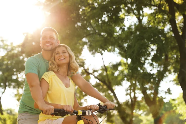 Preciosa pareja con bicicleta en el parque en un día soleado — Foto de Stock