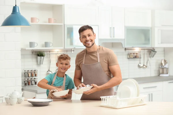 Baba ve oğlu mutfakta bulaşıkları siliyor — Stok fotoğraf