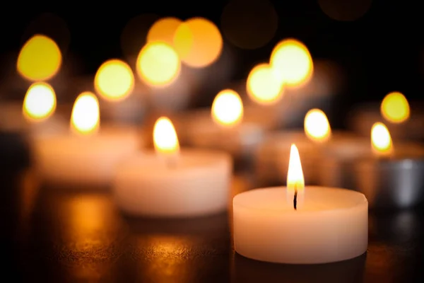 Quemando velas en la mesa, de cerca. Símbolo funerario —  Fotos de Stock