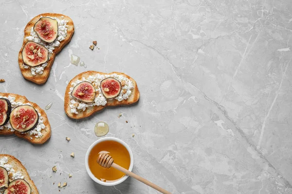 Bruschettas met kaas en vijgen op marmeren tafel, platte lag. Ruimte voor tekst — Stockfoto