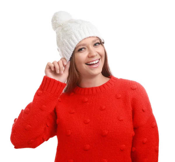 Mujer joven en suéter cálido y sombrero sobre fondo blanco. Temporada de invierno — Foto de Stock