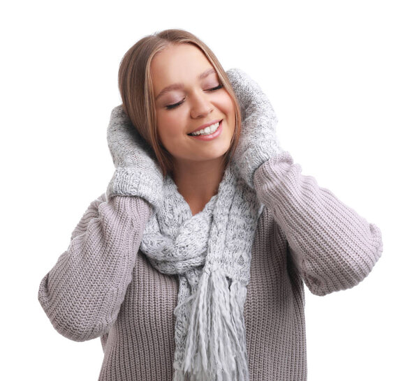 Молодая женщина в теплом свитере, рукавицах и шарфе на белом фоне. Зимний сезон
