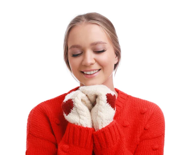 Jeune femme en pull chaud et mitaines sur fond blanc. Saison d'hiver — Photo