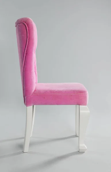 Elegante silla rosa sobre fondo gris claro. Elemento de diseño de interiores — Foto de Stock