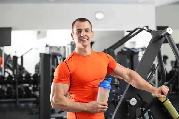 Spor salonunda protein shake ile Atletik genç adam — Stok fotoğraf