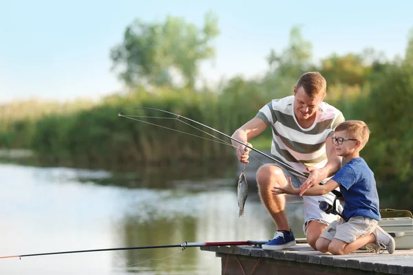 Apa és fia halászat együtt napsütéses napon — Stock Fotó