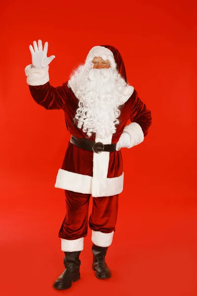 Feliz Papai Noel autêntico no fundo vermelho — Fotografia de Stock