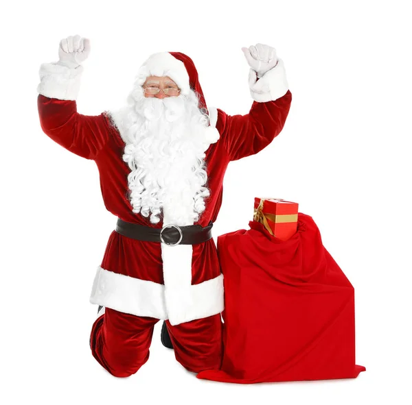 Autentisk jultomte med påse full med presenter på vit bakgrund — Stockfoto