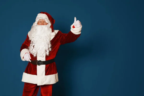 Auténtico Santa Claus sobre fondo azul. Espacio para texto —  Fotos de Stock