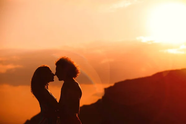 Ung kvinna i bikini och hennes pojkvän på stranden vid solnedgången. Härligt par — Stockfoto